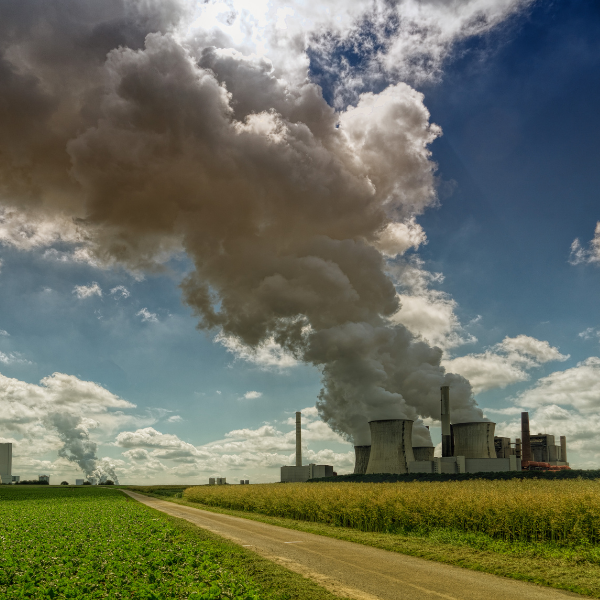 greenhouse-gasses-from-industrial-farm-canva-600x600